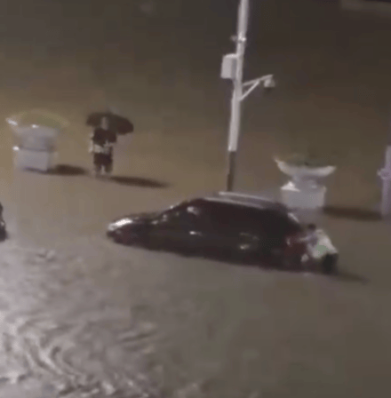 暴雨天气致四川富顺部分街道路面积水，车辆通行受限，现已逐渐消退