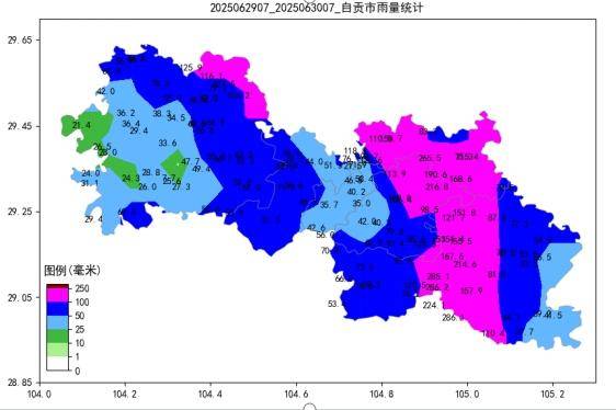 暴雨天气致四川富顺部分街道路面积水，车辆通行受限，现已逐渐消退
