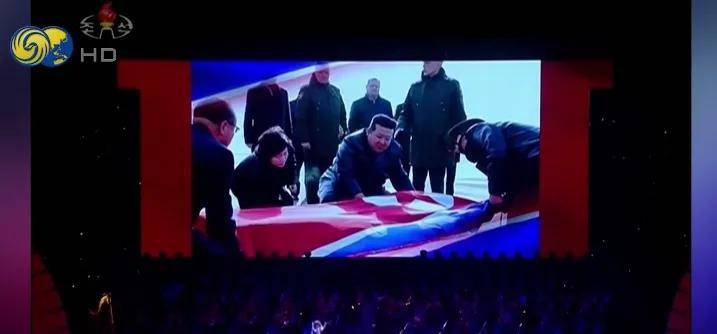 金正恩为棺木盖国旗画面曝光，韩媒：疑似悼念在俄阵亡军人