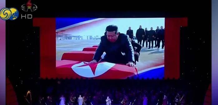 金正恩为棺木盖国旗画面曝光，韩媒：疑似悼念在俄阵亡军人