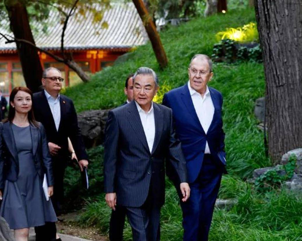 中俄外长3天内见了2次，自知被边缘化的特朗普，同时对中俄出手
