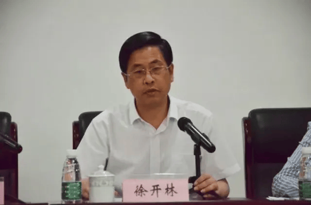 大学校长郑骏年、副校长王人颢、副校长徐开林，不到1个月全落马