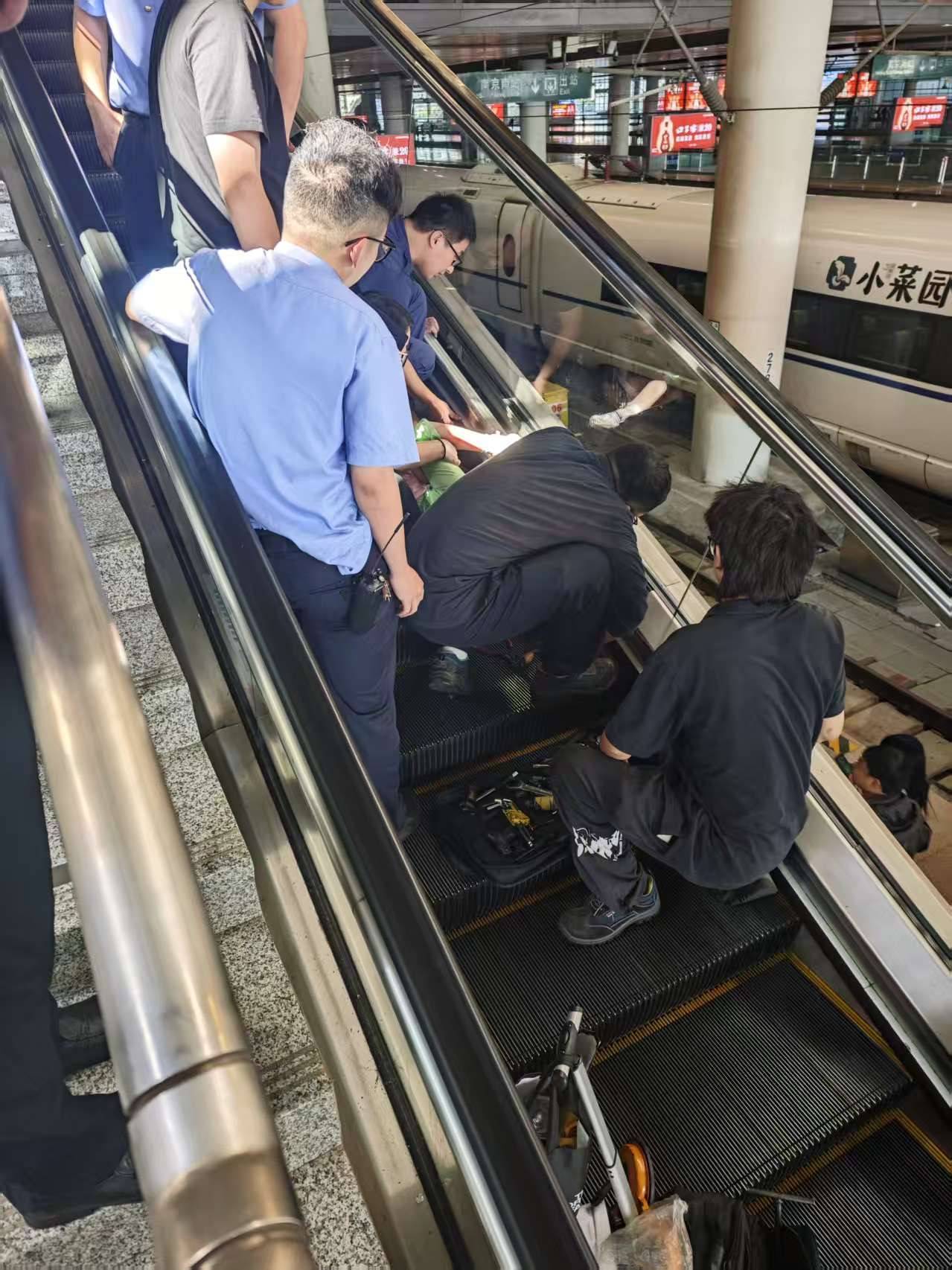 江苏南京一女童乘坐自动扶梯被夹脚,众人紧急救援
