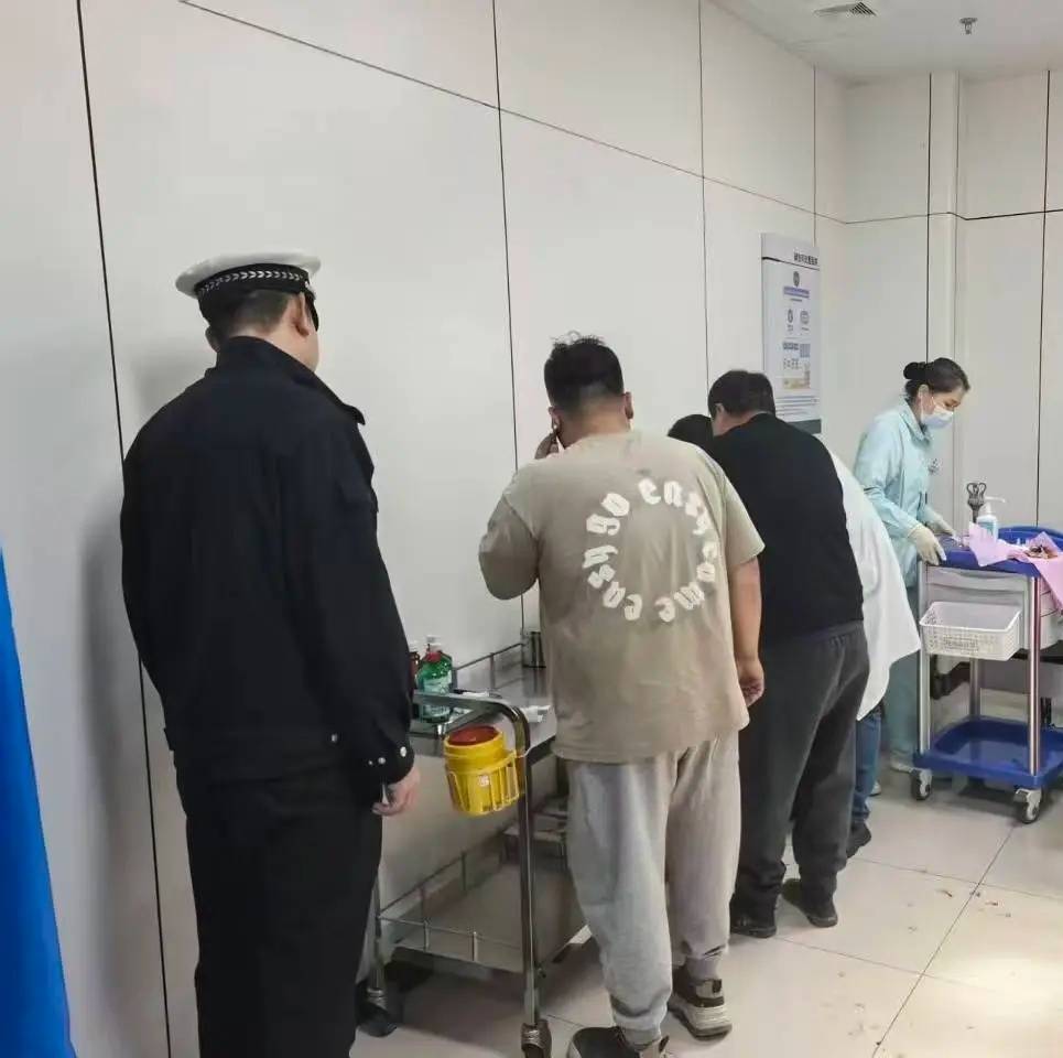 生死时速10分钟！黑龙江大庆交警为绞伤群众开辟生命通道