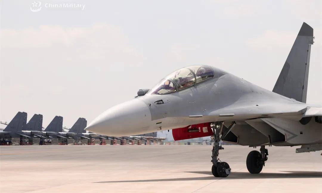 央视官宣:歼-16可挂载副油箱!网友:航程加到7000公里有必要?