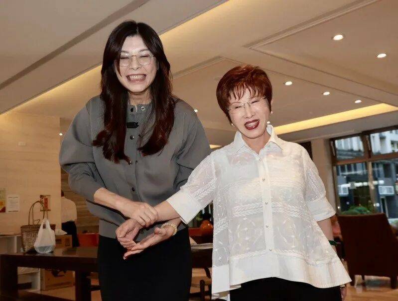 到底支持谁当党主席?当着郑丽文的面,洪秀柱说出了自己的答案