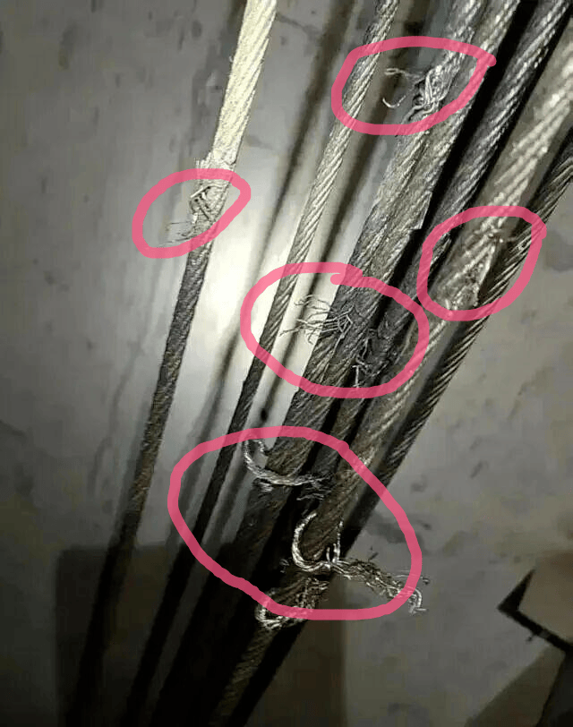 两人涉嫌切割小区23部电梯钢绳被刑拘:业主称事发时刚换物管,原物管公开信称“被迫退场”