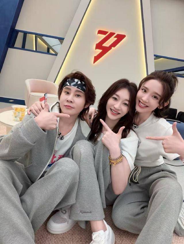 向太晒和李小冉通话视频，李小冉表示不知道自己唱歌那么难听