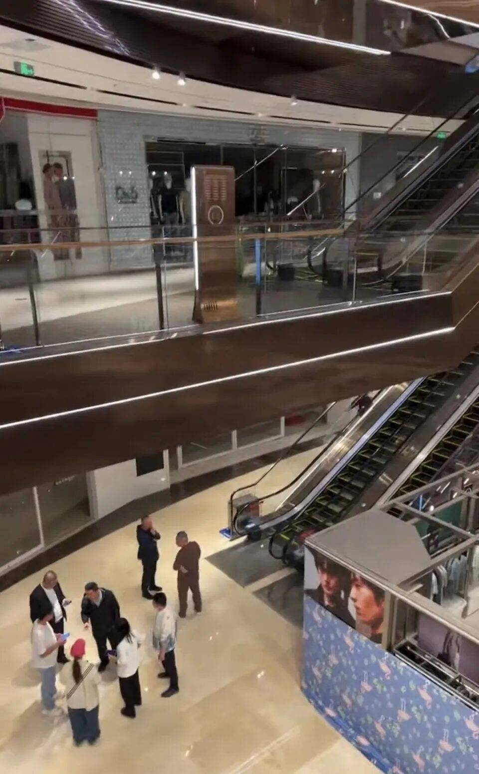 山西警方通报：张某（女，31岁）独自进入某商场4楼，翻越栏杆后坠落身亡